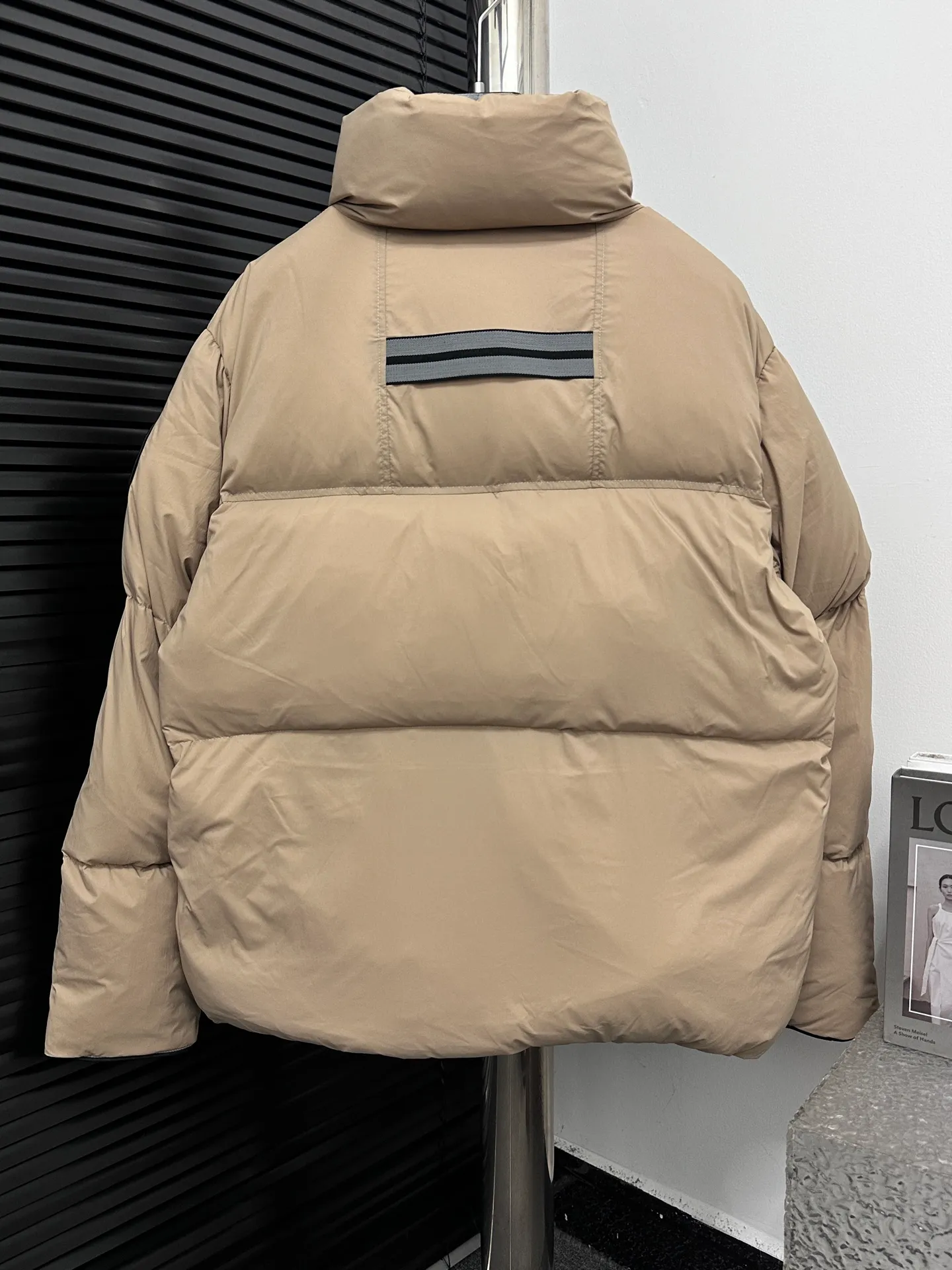 P840 【Canada gooes】Large Goose Sleeve Stand Collar Down Jacket Lawrence down jacket provides basic protection for daily adventures. Delicately soft fabric, this is a water-repellent fabric that is soft to the touch yet durable. Filled with extremely fluffy white duck down. This piece has a quilted body and structured down. Padded collar and reflective double-stripe grip tape. Extended hem and tucked-in inner rib-knit cuffs. Size: XS-2XL